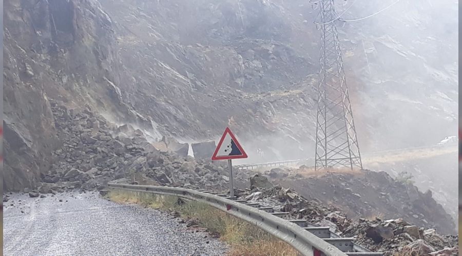 Oltu Artvin yolu heyelan sonucu kapand�