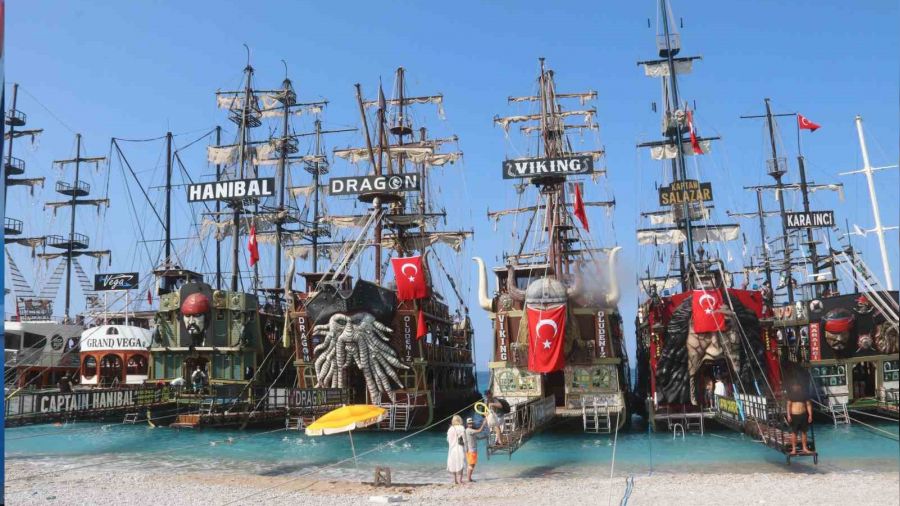 Ölüdeniz'de tekneciler çifte bayram kutladı