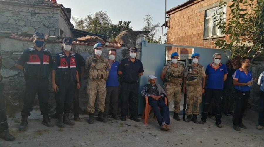 Ormanda kaybolan yaşlı adamı jandarma buldu