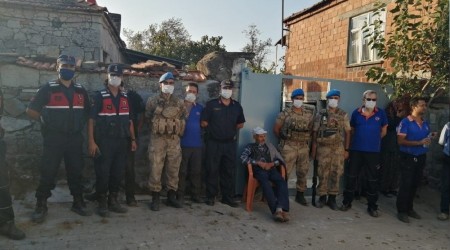 Ormanda kaybolan yaşlı adamı jandarma buldu