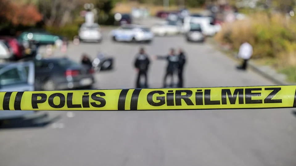 Osmaniye’nin Merkez ilçesine bağlı Çardak Köyü’nde, Farabi Anadolu Lisesi’nin bahçesinde öğretmen Mehmet Bilgili silahlı saldırıda ağır yaralandı. Öğretmen tüm müdahalelere rağmen kurtarılamadı