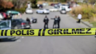 Osmaniye’nin Merkez ilçesine bağlı Çardak Köyü’nde, Farabi Anadolu Lisesi’nin bahçesinde öğretmen Mehmet Bilgili silahlı saldırıda ağır yaralandı. Öğretmen tüm müdahalelere rağmen kurtarılamadı