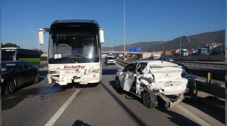 Otobüsün çarptığı otomobil hurdaya döndü