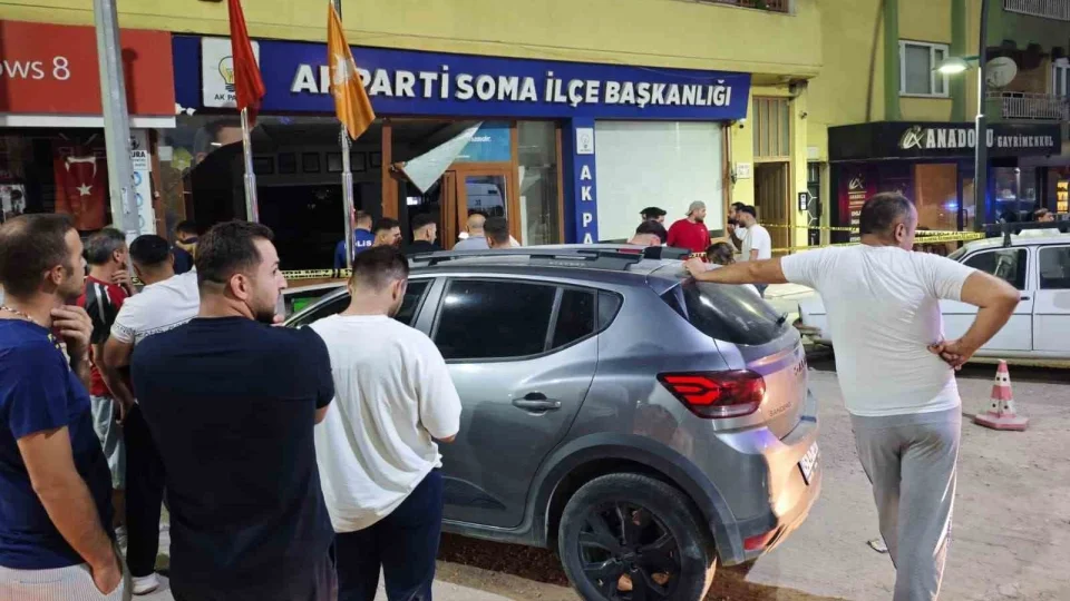 Otomobil AK Parti ilçe binasına daldı