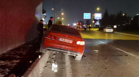 Otomobil yolcu indiren otobüse çarptı