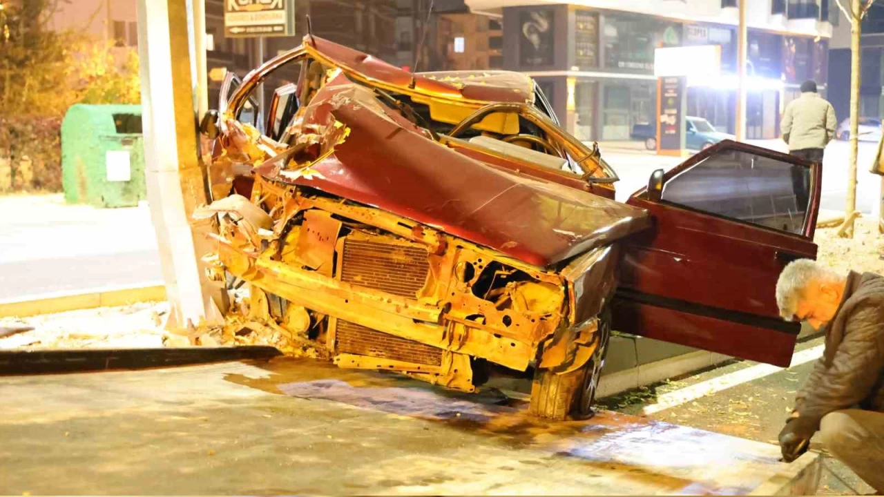 Otomobilin hurdaya d�nd��� kazada 2 ki�i yaraland�