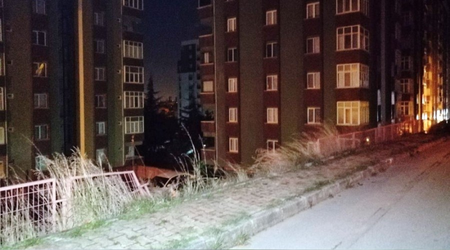 Otoparka uçan otomobil bir kişiye mezar oldu