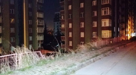 Otoparka uçan otomobil bir kişiye mezar oldu