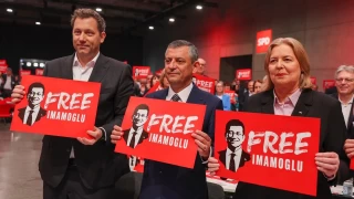 zel'in Almanya Sosyal Demokrat Partisi konferansnda Free mamolu pankartlar