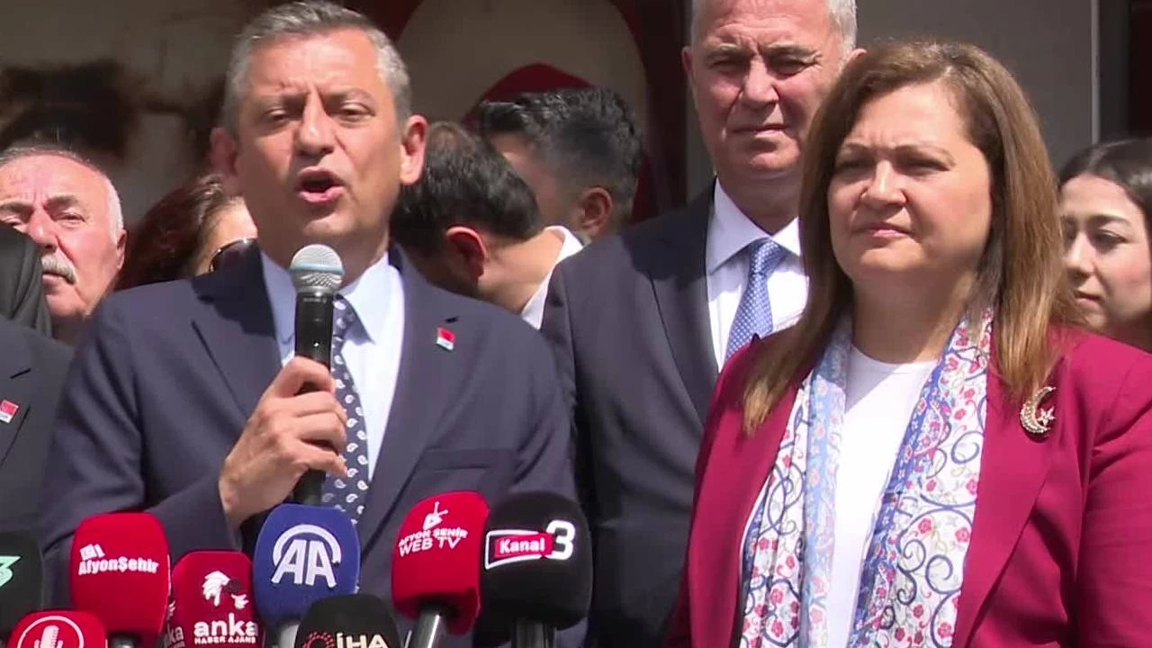 Özgür Özel, İmamoğlu'nun kapıyı gösterdiği Burcu Köksal'ı ziyaret etti: Başkanımızın her anlamda arkasındayız