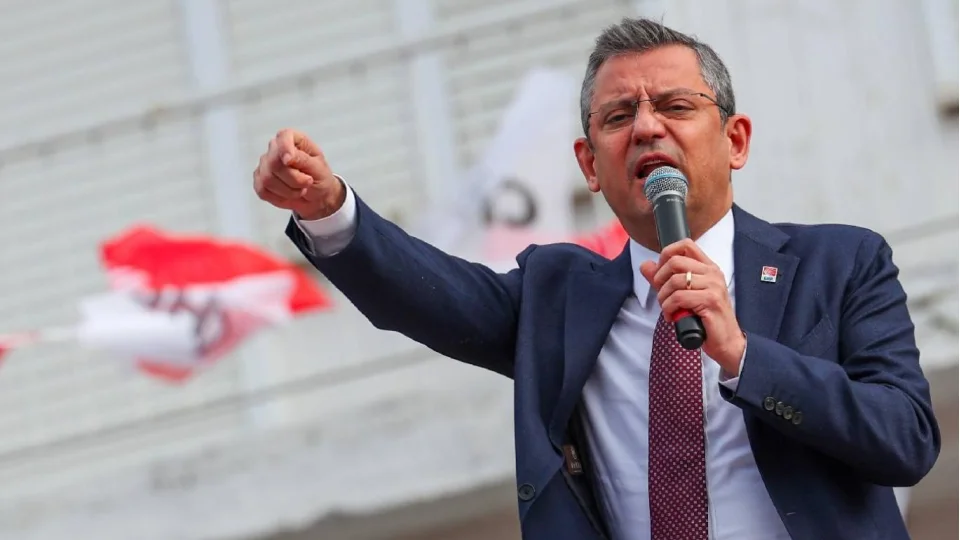�zg�r �zel'den Bal�kesir'deki mitingde 'adayl�k' ��k���: '�mamo�lu yerine adaylar�m�z olur'