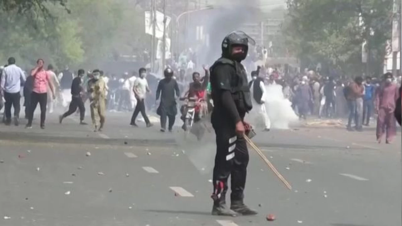 Pakistan'da eski babakann destekileri polisle att: 1 l, 124 yaral