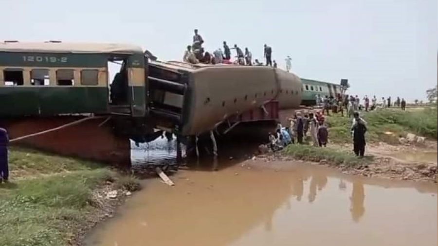 Pakistan'da tren raydan kt: 22 l