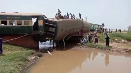 Pakistan'da tren raydan kt: 22 l