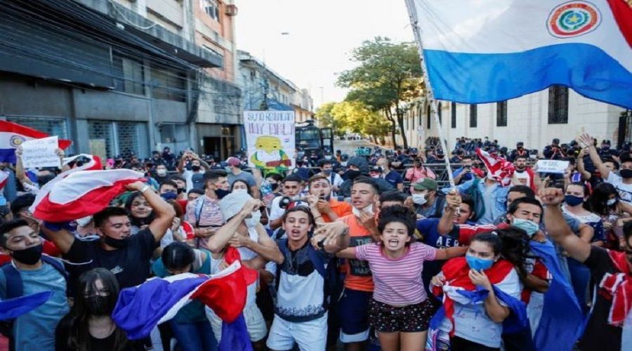 Paraguay'da korona virs protestolar 