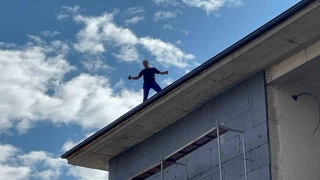 Parasını alamayan işçi çatıda intihara kalkıştı