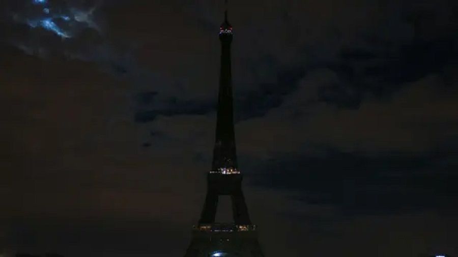 Paris karanlığa gömüldü