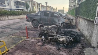 Park halindeki 2 motosiklet ve cip alevlere teslim oldu