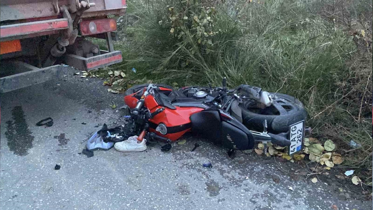 Park halindeki kamyona çarpan motosikletli ağır yaralandı