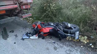Park halindeki kamyona çarpan motosikletli ağır yaralandı