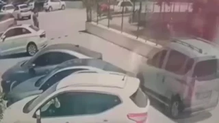 Platonik a�k deh�eti: Gen� kad�n� sokak ortas�nda b��aklad�