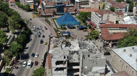 Plazadaki göçük soru işaretleri bıraktı