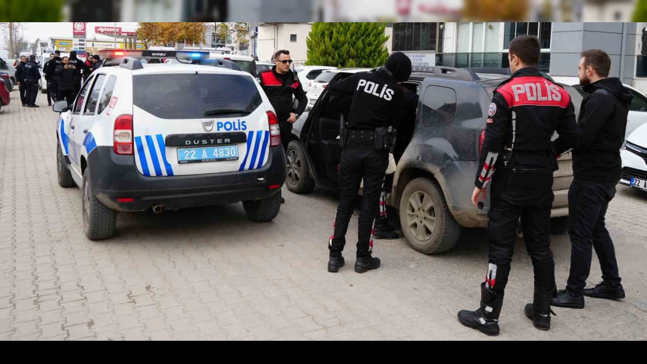 Polisten kaçmaya çalışan 3 şüpheli kıskıvrak yakalandı