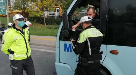 Polisten minibüslerde Covid 19 denetimi