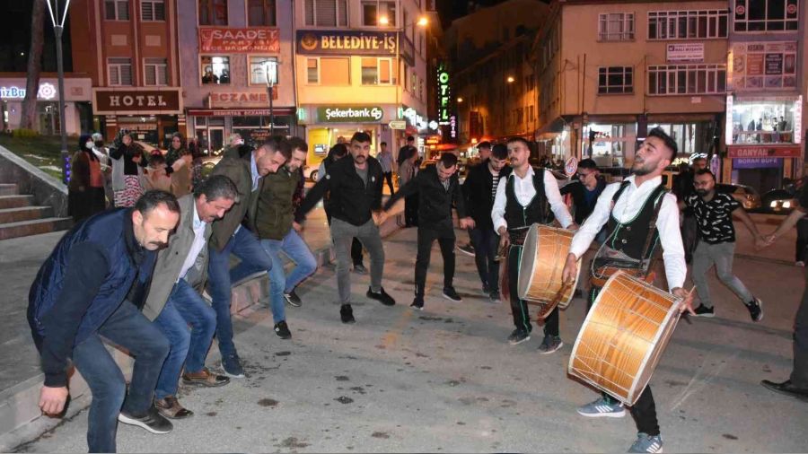 Ramazan'a davul gösterisi ile veda ettiler