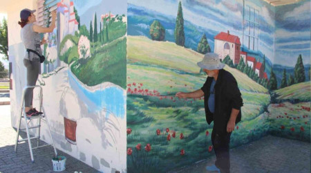 Ressam baba ve kızı duvarları tabloya dönüştürüyor