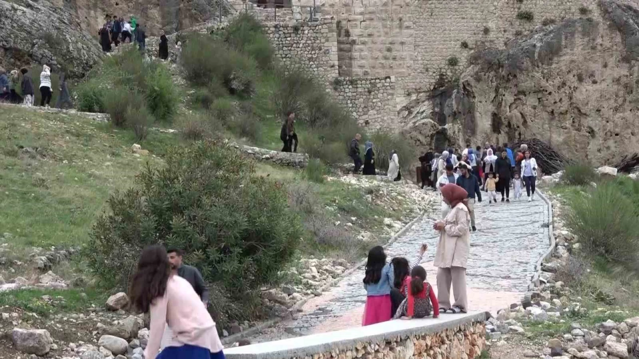 Restorasyonu tamamlanan eski Kahta Kalesi'ne ziyareti akn