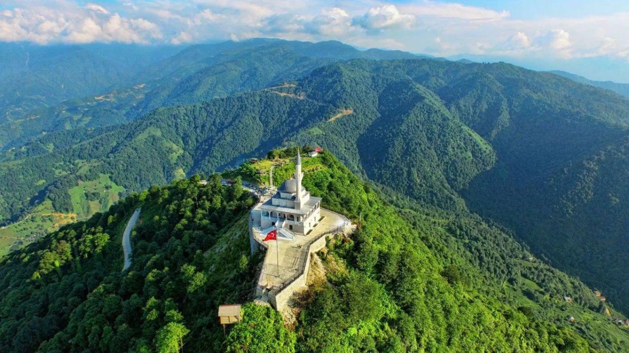 Rize'nin zirvesindeki manevi mimarinin timasal bir cami