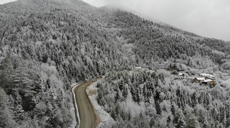 Safranbolu'ya kar bambaka yakyor