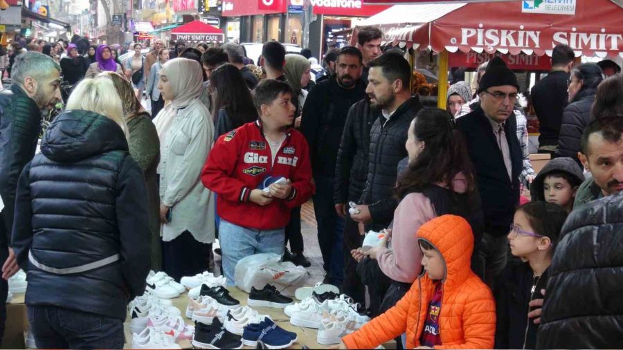 Sağanak yağışa rağmen bayram alışverişi yapmaya devam ettiler
