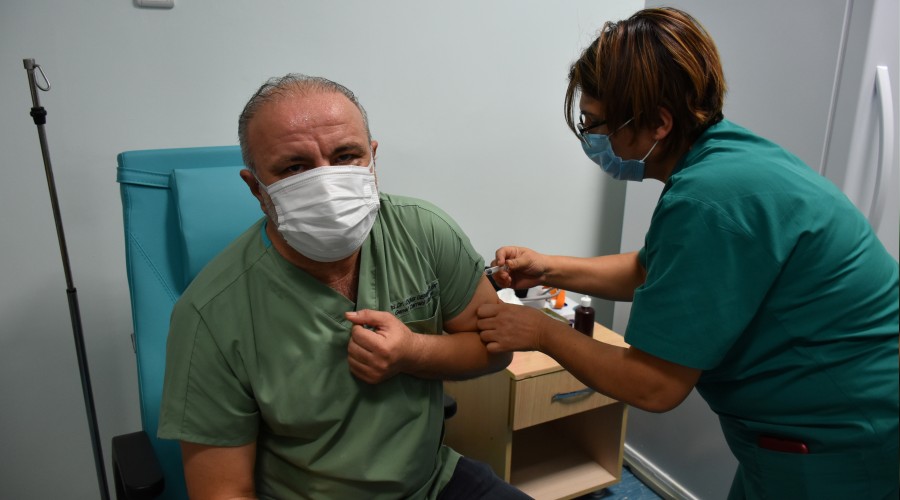 Sa�l�k �al��anlar� �in a��s�na ko�tu