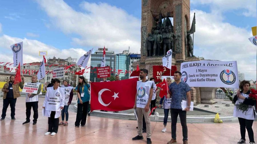 Sağlık emekçileri Taksim'e çelenk bıraktı