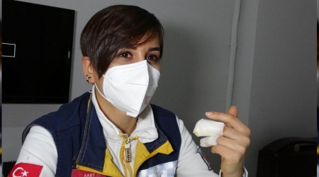 Sağlık personeli hastanın elinden güçlükle kurtarıldı