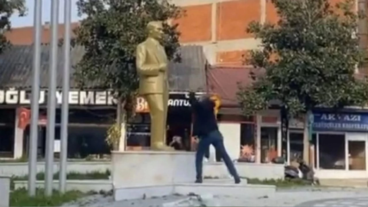 Sakarya'da Atatrk heykeline balyozla zarar veren pheli yakaland