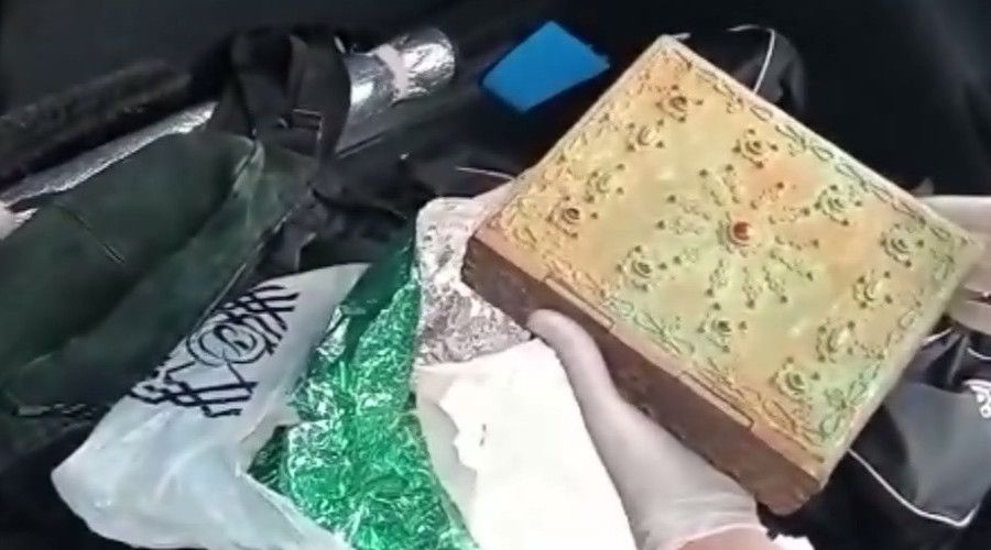 Samsun'da 2500 y�ll�k alt�n i�lemeli Tevrat ele ge�irildi