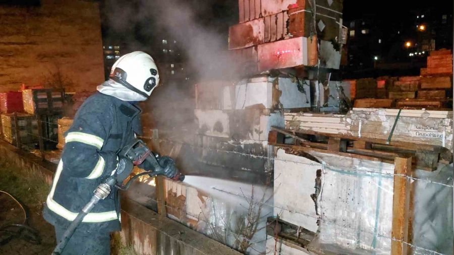 Samsun'da in�aat malzemesi satan i�yerinde yang�n ��kt�
