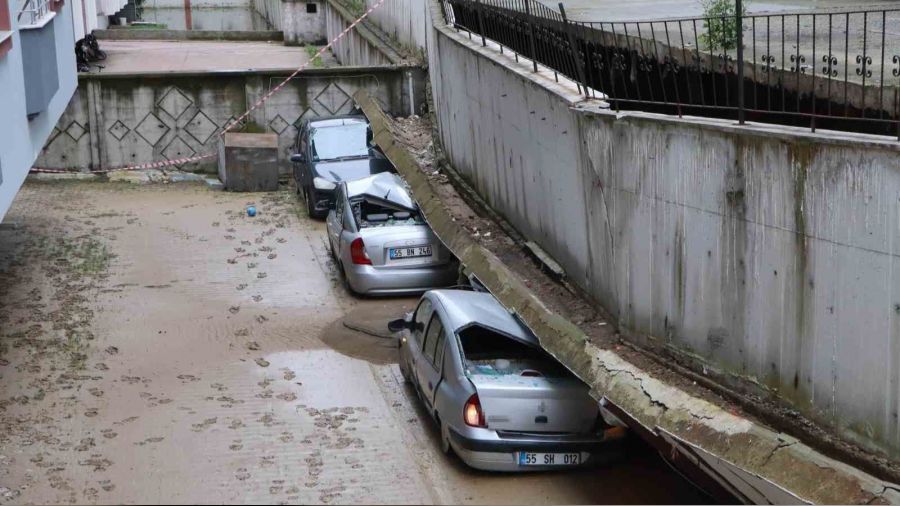 Samsun'da istinat duvarlar� sele dayanamad�