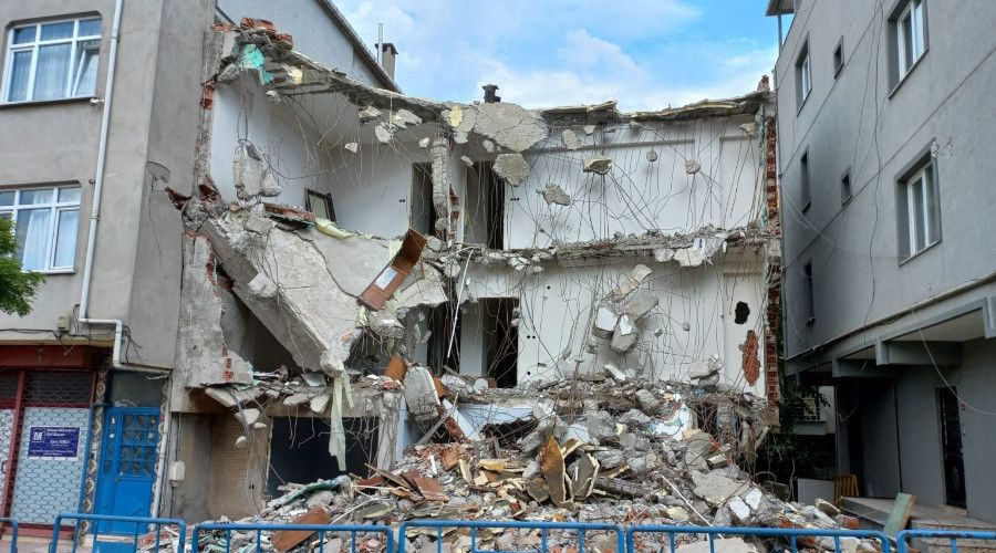 Sancaktepe'de yıkım sırasında zarar gören 4 katlı bina boşaltıldı