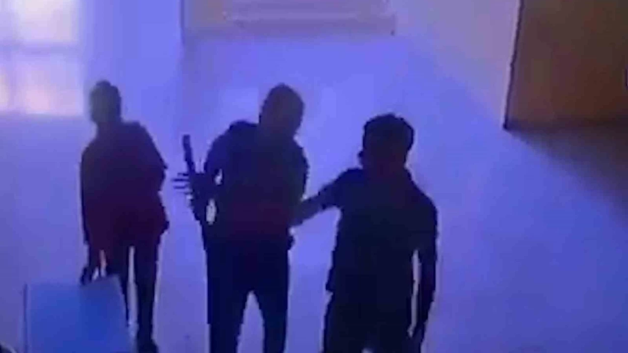 Şanlıurfa'da bir veli, öğretmenin kafasını kırdı