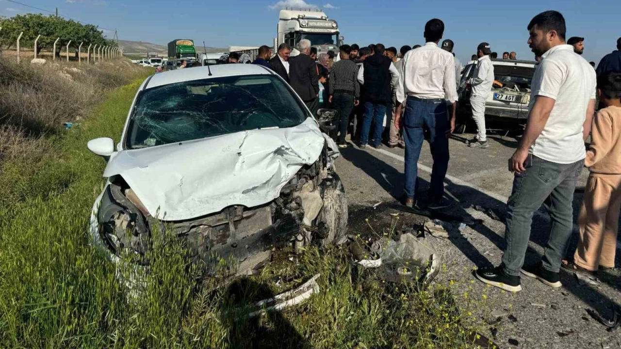 Şanlıurfa'da otomobiller çarpıştı: 2'si ağır 5 yaralı