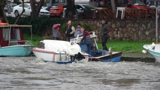 Sar��ay'da bal�k��lar tekneleri batmas�n diye bekliyor