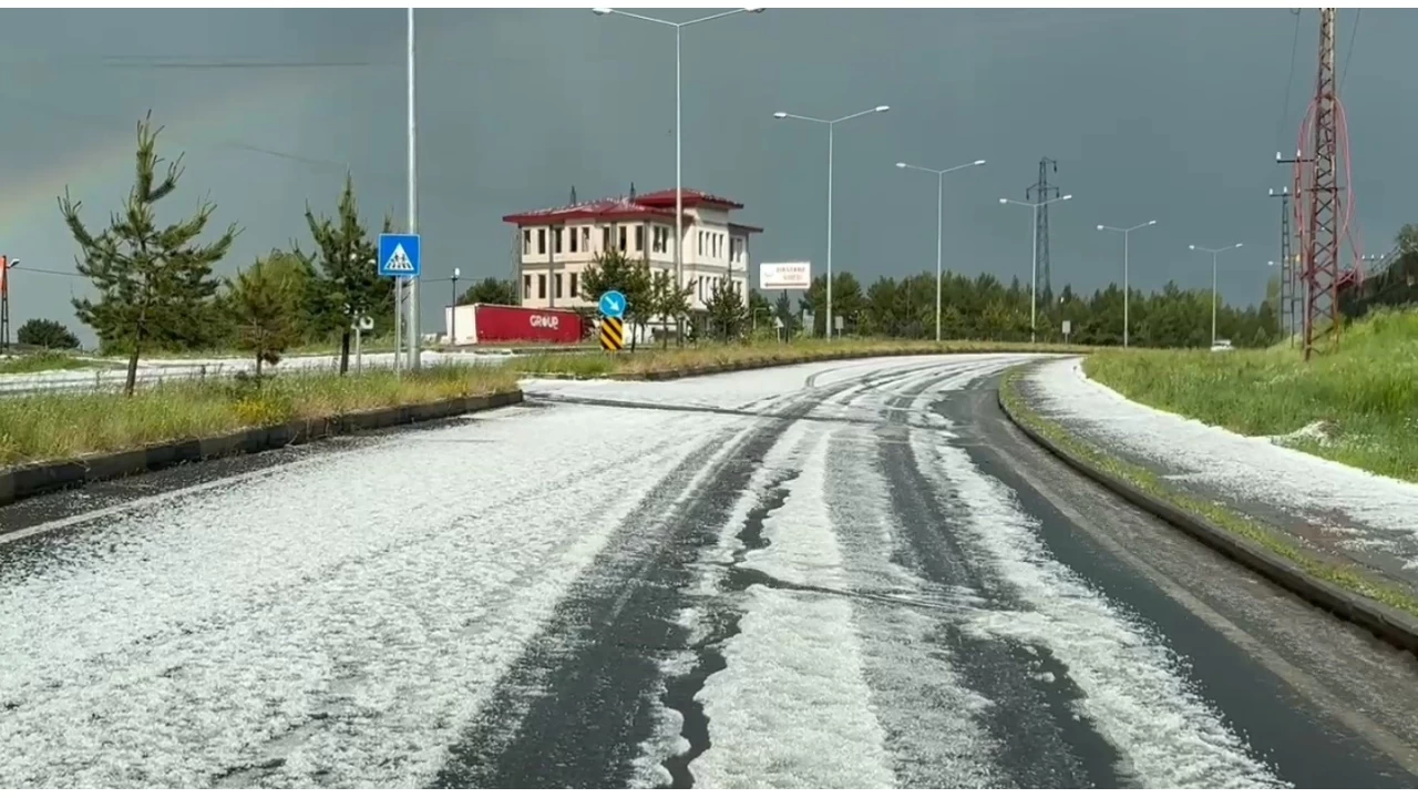 Sarıkamış'ta dolu yağışı hayatı olumsuz etkiledi