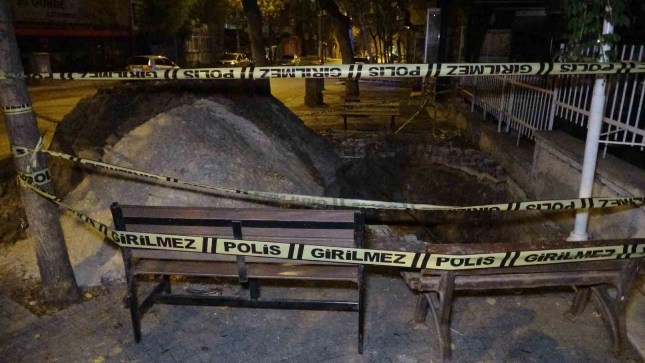 Şehrin göbeğinde belediye ekibi kılığında define aradılar