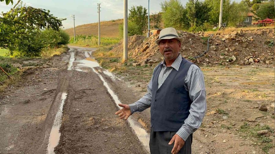 Selin getirdiği çamur yolu kapattı
