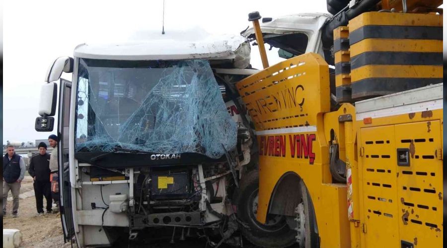 Servis aracı ile vinç çarpıştı