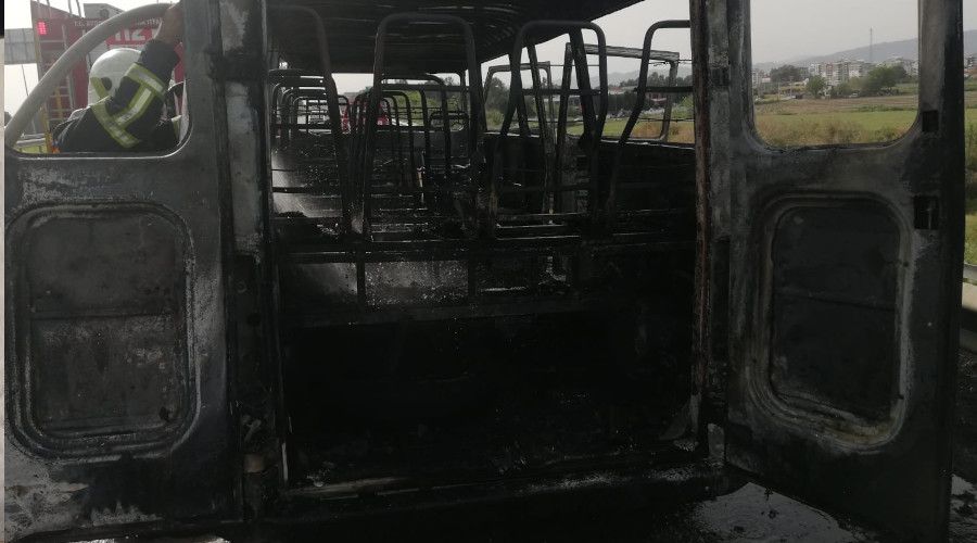 Seyir halinde yanan işçi servisi küle döndü